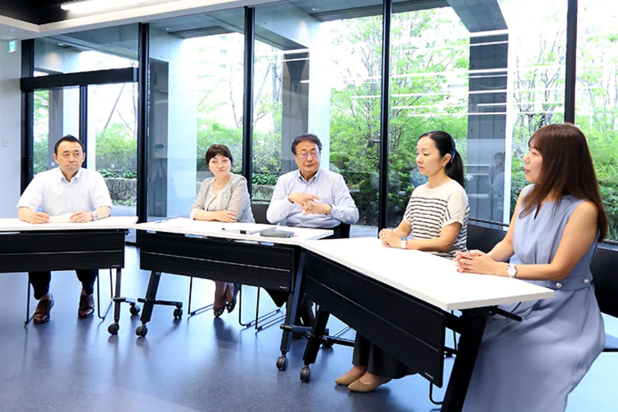 座談会の様子の写真