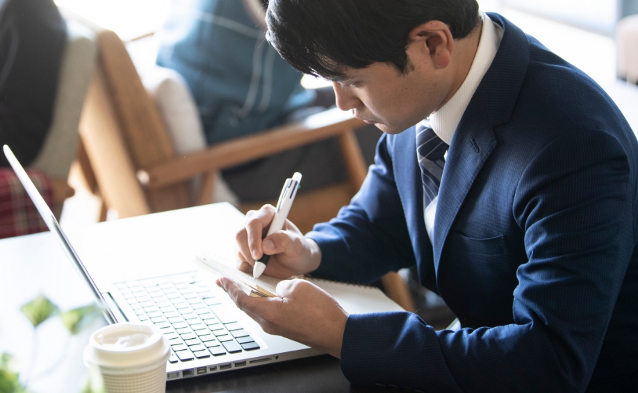 カフェでPCを操作している男性の写真