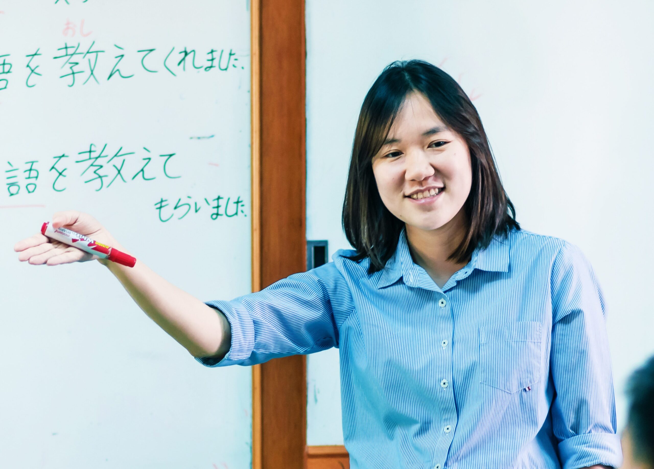 日本語を教える女性教員