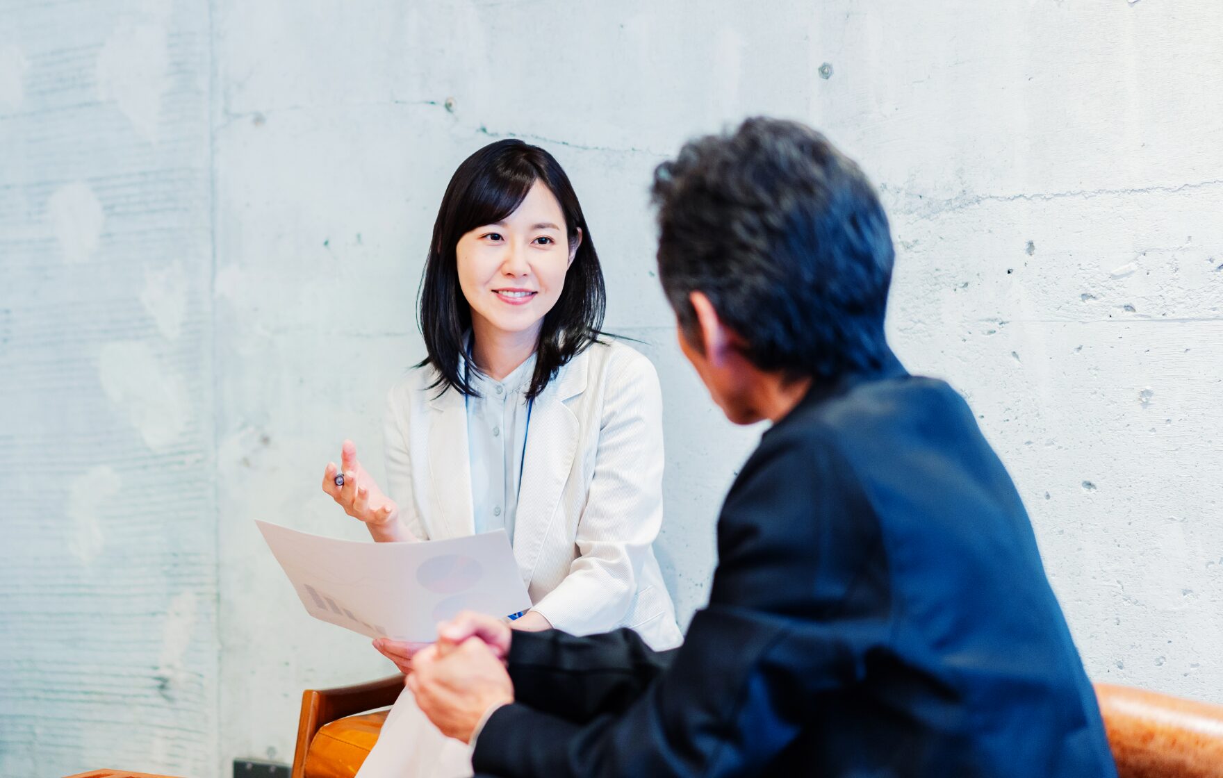 話し合っている男性と女性